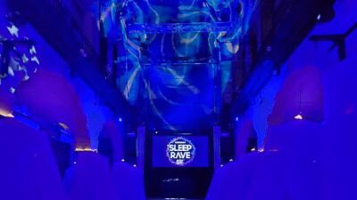 サムスンのプロデュースで史上初の「Sleep Rave (スリープ・レイヴ) 」がアムステルダムの暗い礼拝堂で開催、快適なベッドに寝転がり電子音楽を楽しむ8時間のセットで体の状態を追跡
