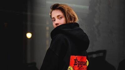 テクノDJ/プロデューサー Charlotte de Witte (シャーロット・デ・ウィッテ) 、母国ベルギーにKNTXTのポップアップストアを期間限定オープン