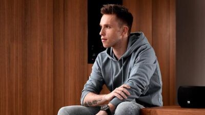 Nicky Romero （ニッキー ロメロ）が自身の腕にレーベル名のタトゥーをカタカナで入れる!!