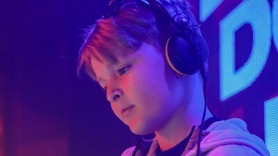 ベルギーのビッグフェス Tomorrowland の最年少出演記録を9歳のDJ、Archie (アーチー) が更新！ 昨年はグラストンベリーにも出演