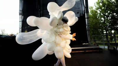 Björk (ビョーク) がアイスランドで音楽フェス「Echolalia」を開催、皆既日食の下でDJセットを披露