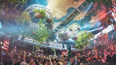 米マイアミの人気ナイトクラブ「Club Space」夏季休業前の24時間開催のクロージング・パーティーにて、最近急激にトレンドとして広がりつつある "携帯電話禁止ポリシー" を導入