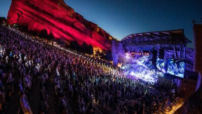 アメリカ・コロラド州デンバーに構える、岩に囲まれたアイコニックな野外ベニュ―『Red Rocks』2022年度にデンバーに約1,066億円の総収益をもたらし経済を活性化！
