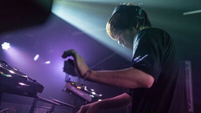 “脱・引き篭もりDJ” Conures、テクノからボカロまで世界に発信！ リリースツアーいよいよ開始