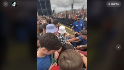 【動画あり】イギリス最大規模のフェスの一つ「Reading Festival」で16歳の少女がモッシュに巻き込まれ、フェンスに指を挟まれ中指を切断