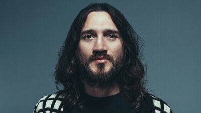 レッド・ホット・チリ・ペッパーズのギタリスト、ジョン・フルシアンテが新作２枚組エレクトロニック・ミュージック・アルバムを発表