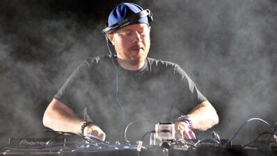 Eric Prydz（エリック・プライズ）「90年代のテクノは未来的なものだったが現在は過去のものだ」とTwitterに投稿