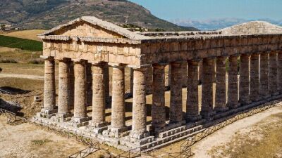 イタリア・シチリア島の紀元前416年建造の古代ギリシャ神殿で、新たなエレクトロニック・ミュージックフェス「Aura Festival」が2026年5月に開催