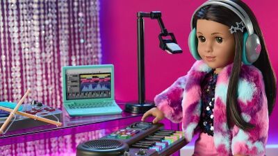 アメリカの着せ替え人形シリーズ「アメリカン・ガール」の12歳のインド系少女「Kavi（カヴィ）」にエレクトロニック・プロデューサーのコスチューム・セットが登場！