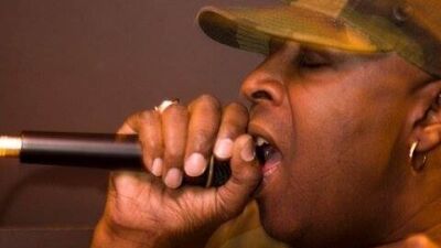 ドラムンベース・ジャングルシーンのレジェンドボーカリスト、MC Fats (エムシー・ファッツ) が死去