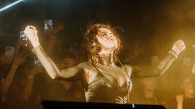 今最も勢いのあるテクノアーティストSara Landry（サラ・ランドリー）、デビュー・アルバム『Spiritual Driveby』を2024年10月4日にリリース！