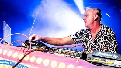 ドローンがFatboy Slim (ファットボーイ・スリム) に衝突寸前！ アマチュアのドローン操縦士/カメラマンに1,100ドル (約16万円) 以上の罰金刑