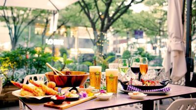 【夏季限定】表参道のケヤキ並木に包まれるNYストリートテラスにて味わう『NYスタイル サマーBBQ ビアプラン』が2024年6月1日 (土) より ザ ストリングス 表参道に登場