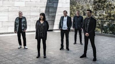 エレクトロニック・ロックバンド New Order (ニュー・オーダー) 、2024年8月に結成の地・マンチェスターにてフル・ヘッドライン・ショーを開催