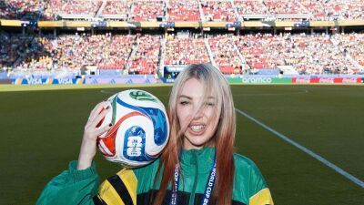 Alison Wonderland (アリソン・ワンダーランド) 、2026 FIFAワールドカップのオーストラリア戦にて "マッチボールをピッチへ運ぶ役" に抜擢
