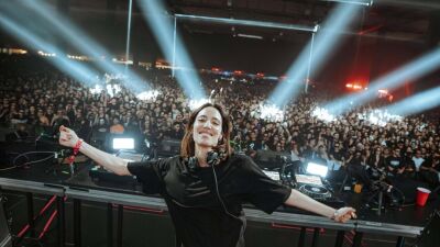 重度の胃腸炎でアジアツアーをキャンセルのAmelie Lens (アメリー・レンズ) 、15,000人の観客によるサプライズバースデーソングに涙