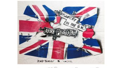 英バンド SEX PISTOLS (セックス・ピストルズ) の紙物を中心とした展示販売が8月18日 (日) まで東京・神宮前PUNKTUREにて開催、英国でのラストライブ写真Tシャツ限定販売も
