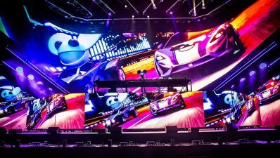 カナダのフェス「VELD」に出演したdeadmau5 (デッドマウス) のセット中に本物ソックリな "ニセmau5" が出現…捕物中にあわや下半身露出寸前に