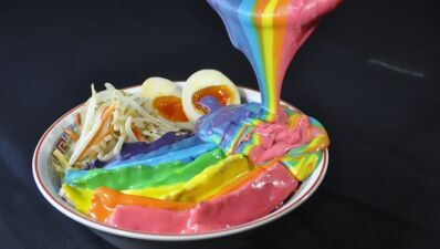 虹色チーズソースを掛けていただくSNS映え間違いなし？の魔改造ラーメン「ハッピーレインボーラーメン」爆誕！どさん子グループ「味噌カレーラーメン」生誕50周年記念でスナップレイスとコラボ