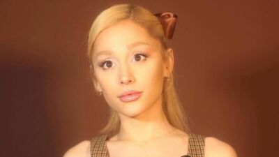 Ariana Grande (アリアナ・グランデ) 、2014年にリリースした大ヒット曲 "Santa Tell Me" の「Naughty Version」をリリース