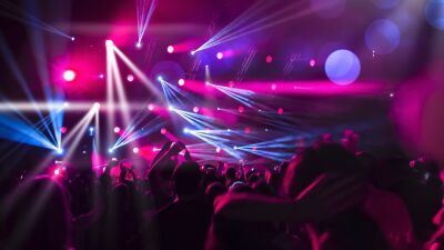 米・イリノイ州開催「Summer Camp Music Festival 2021」にて、覆面捜査官が124gのエクスタシーと1,061回分のLSDを含む大量のドラッグを押収、8名を逮捕