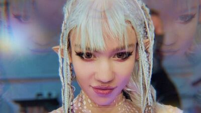 Grimes（グライムス）、パパラッチが執拗に尾行してくるのにストレスを感じ "意図的に" パパラッチへネタを提供 → タブロイド紙の見出しに