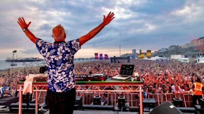Fatboy Slim (ファットボーイ・スリム) の伝説のビーチパーティー「Big Beach Boutique」20周年ドキュメンタリー製作中！3CD+DVD+アートブックのセットも9/2発売