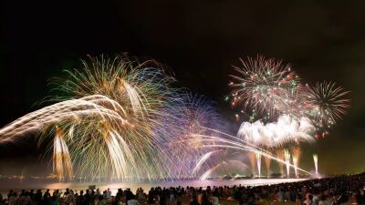 千葉市の夏の風物詩『幕張ビーチ花火フェスタ2026』が2026年8月1日 (土) に幕張海浜公園にて開催、大迫力の海上花火、花火と音楽がシンクロする「ミュージックスターマイン」など