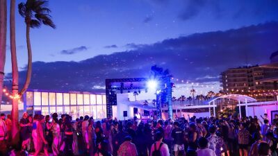 まるで海外…!? リゾート感溢れる空間、高音質サウンドシステムで世界水準の音楽を贅沢に楽しむ唯一無二のプールサイドパーティー！逗子開催「MARINA SUNSET」ライブレポート