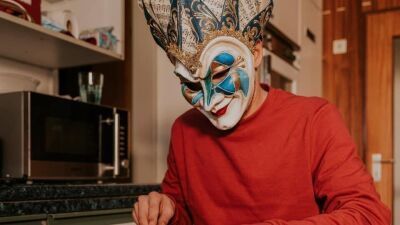 美しい仮面を被ったHigh-Tech Minimal DJ、Boris Brejcha（ボリス・ベッカー）、突然の体調不良で急遽入院……予定されているフェス出演はキャンセルに