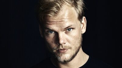 Avicii (アヴィーチー) の元マネージャーによる訴訟、法的要件を満たしておらず却下に…Aviciiの父親は「元マネージャーの行動を理解できない。彼を責めたことは一度もない」