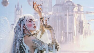 Grimes（グライムス）、プログラミング言語「バイナリーコード」で書かれたツイートで新曲リリースを示唆、タイトルは "Shinigami Eyes（死神アイズ）"…ちょっぴり中二病な響き!?