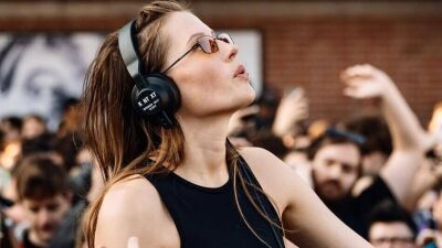 世界No.1テクノDJ/プロデューサーのCharlotte de Witte（シャーロット・デ・ヴィッテ）、アメリカ・NYのウィリアムズバーグ橋でサプライズセットを披露