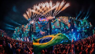 【動画アリ】ブラジル出身DJ/プロデューサーAlok (アーロック) 、先週末開催された「Tomorrowland Brasil 2025」にて史上最大規模のドローンショーを披露