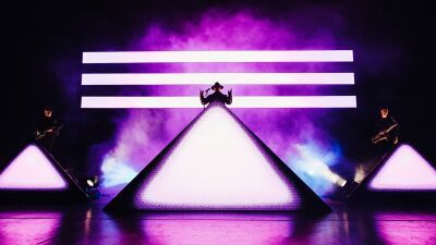 ZHU（ヂュー）がEDC Las Vegasで着用したのは、なんと「フェスのリストバンドで作られたジャケット」!?!?