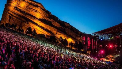アメリカのアイコニックなベニュー、RED ROCKS野外劇場が夏シーズンに向け、2,500人の収容人数でイベントを再開