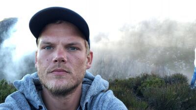 Avicii (アヴィーチー) の名曲 "Levels" が故郷スウェーデン・ストックホルム開催の「アイスホッケー世界選手権 2025」メインテーマソングに決定