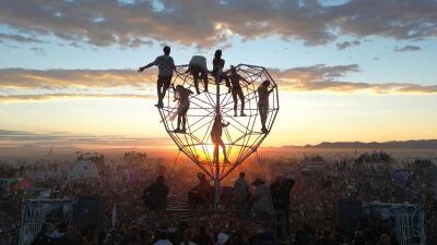 暴力的なウ○コ、壁に貼り付けられたタンポン…砂漠の奇祭フェス「Burning Man（バーニング・マン）」トイレ掃除担当の職員がフェスで目にしたとんでもない光景とは