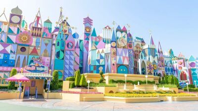 東京ディズニーランドのアトラクション「イッツ・ア・スモールワールド」にマーベル・スタジオのキャラクターが2025年冬より期間限定で初登場！