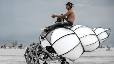 砂漠で開催される奇祭フェスBurning Man（バーニング・マン）、以前の テーマに植民地時代のよろしくない意味が含まれていたことにより2021年度のテーマタイトルを変更