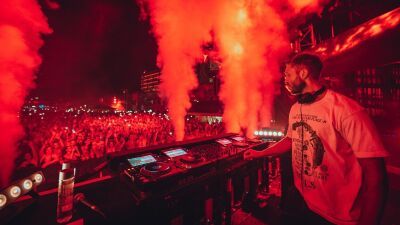特別枠でCoachellaに出演したCalvin Harris (カルビン・ハリス) 、Migos (ミーゴス) のメンバーで昨年射殺され死去したTakeoffへトリビュートをささげる