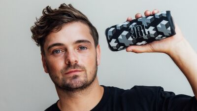 Martin Garrix (マーティン・ギャリックス) 、ADEにてチャリティ・コレクターズ・アイテム「Garrix 10」と、特別版JBL Flip 6スピーカー (オンライン購入可) を発売