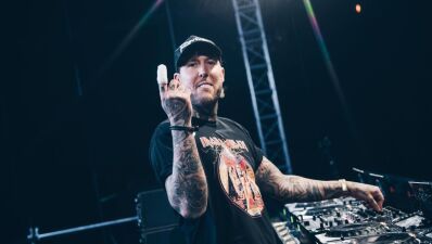 Ben Nicky（ベン・ニッキー）が中国公演直前に指を大怪我、フロアが血まみれに…！しかしプロ根性でプレイ