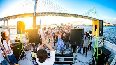日本のテクノシーンの重鎮たちのサウンドで夏の海を満喫する船上パーティーSUNSET CRUISE、2019年も開催決定！