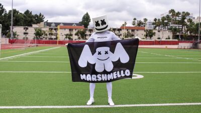 Marshmello がフリースタイルフットボールの技をレクチャーする動画を公開