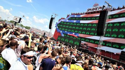 Deadmau5 のパソコンが INDIANAPOLIS 500 SNAKE PIT でプレイ中にオーバーヒート