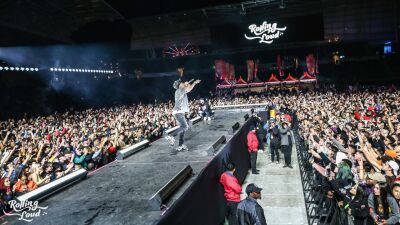 手首にHIP HOPフェス・Rolling LoudのVIPリストバンドのタトゥーを彫ったが男性が、この先一生入場料がタダに