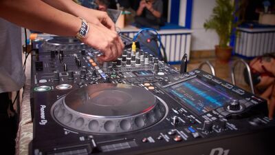 【iFLYER調査】CDJのDJプレイに使いやすいUSB はどこのブランド？ 現役DJアンケートで意外な結果が判明！