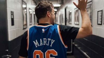 Martin Garrix (マーティン・ギャリックス) 着用＆サイン入りのNBA・ニューヨーク・ニックスのユニフォームがオークションで約200万円で落札