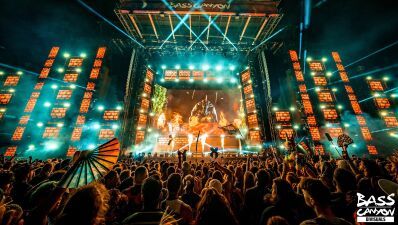 間一髪!? EXCISION（エクシジョン）主催のベースミュージックフェス「BASS CANYON」で "銃乱射事件を計画していたかもしれない" 容疑でピストル２丁を所持していた男を逮捕